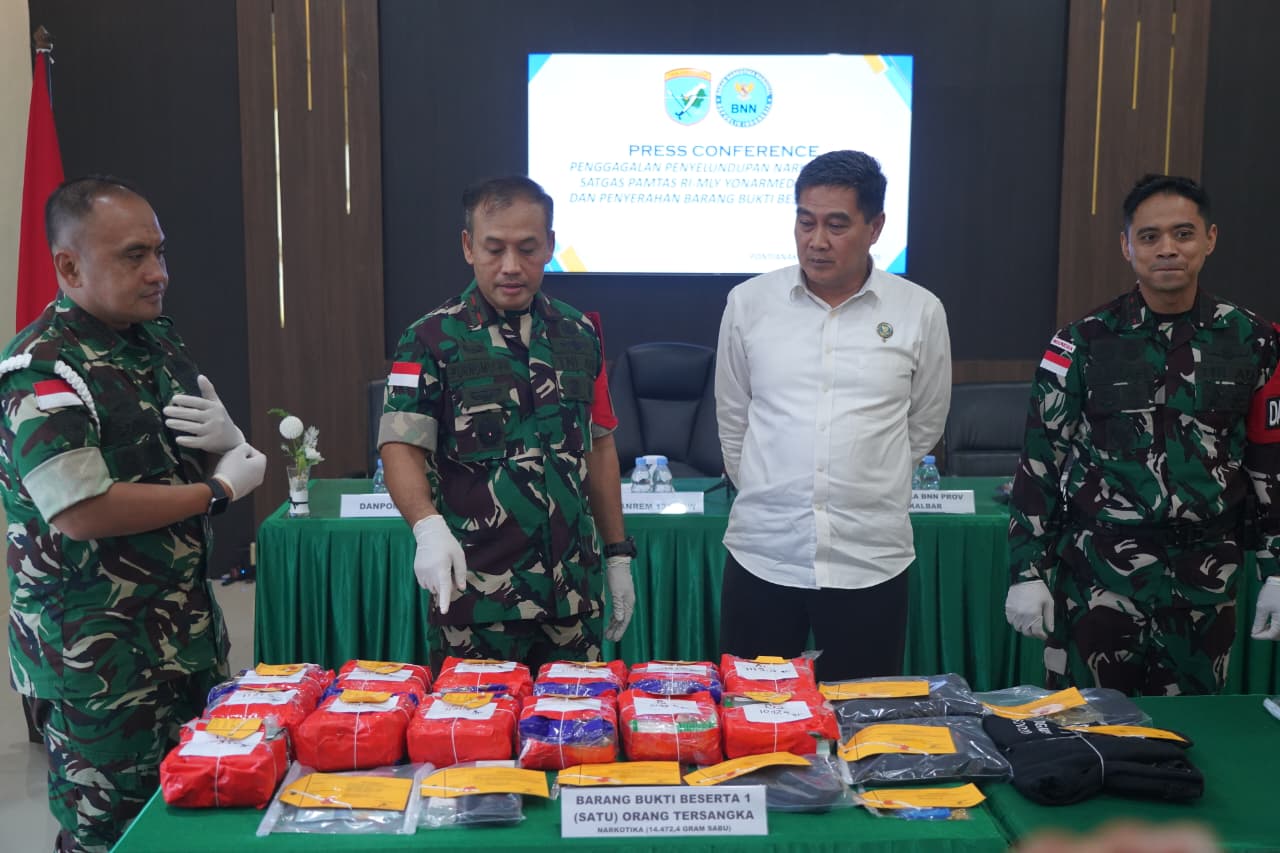 ​Tegaskan Sinergi Pembarantasan Narkoba, Danrem 121/Abw Serahkan 16,4 Kg Sabu Hasil Tangkapan Perbatasan ke BNNP Kalbar.