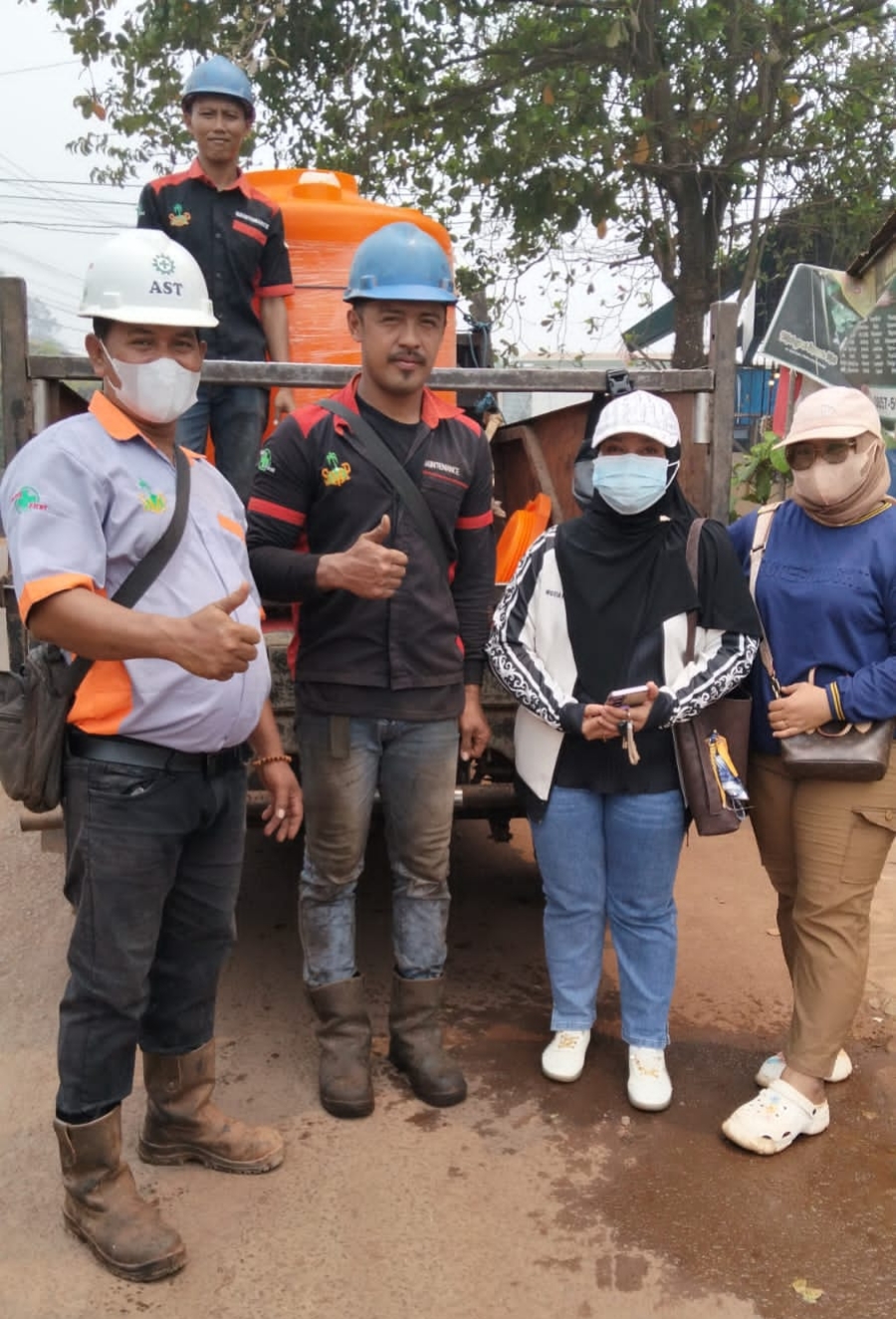 PT. Sawit Mas Parengean Salurkan Bantuan Air Bersih untuk Warga Terdampak Kemarau