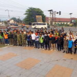 Peringati HUT TNI ke-81, Kecamatan Lawang Kidul Gelar Aksi Gotong Royong Bersih Bersih Jalan Raya di Tanjung Enim