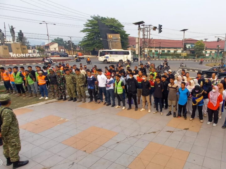 Peringati HUT TNI ke-81, Kecamatan Lawang Kidul Gelar Aksi Gotong Royong Bersih Bersih Jalan Raya di Tanjung Enim