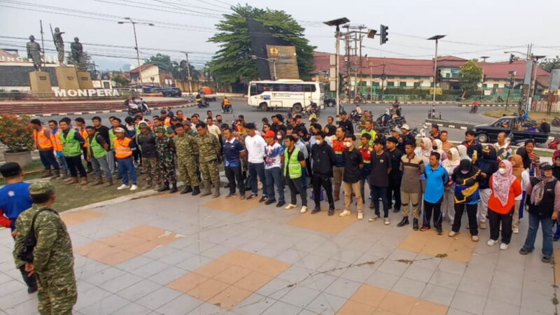 Peringati HUT TNI ke-81, Kecamatan Lawang Kidul Gelar Aksi Gotong Royong Bersih Bersih Jalan Raya di Tanjung Enim