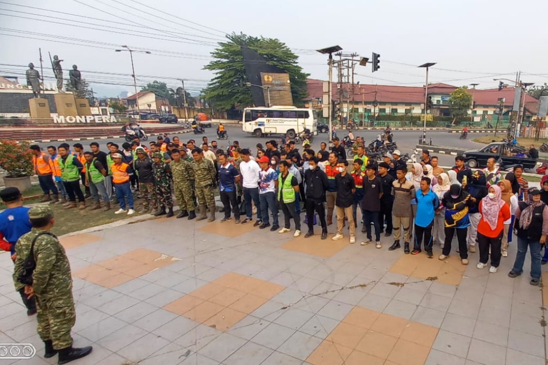 Peringati HUT TNI ke-81, Kecamatan Lawang Kidul Gelar Aksi Gotong Royong Bersih Bersih Jalan Raya di Tanjung Enim