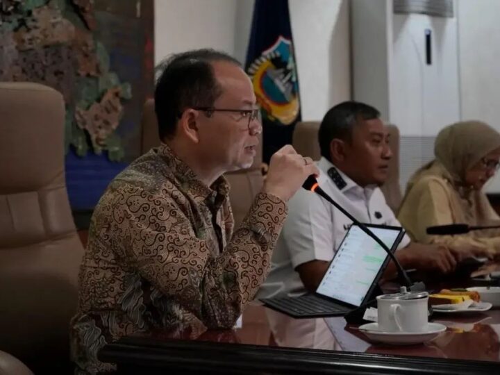 BPKP Provinsi Jawa Timur Menyerahkan Hasil Evaluasi Perencanaan dan Penganggaran Tahun 2026 Kabupaten Pacitan