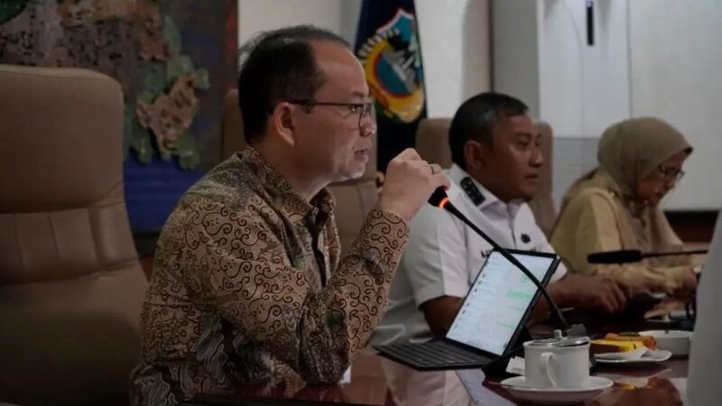 BPKP Provinsi Jawa Timur Menyerahkan Hasil Evaluasi Perencanaan dan Penganggaran Tahun 2026 Kabupaten Pacitan