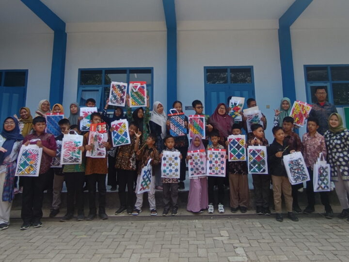 Dalam Rangka Peringatan Hari Batik, SLBN Ngadirojo Pacitan Ajak Murid Berkarya Melalui Totebag Batik