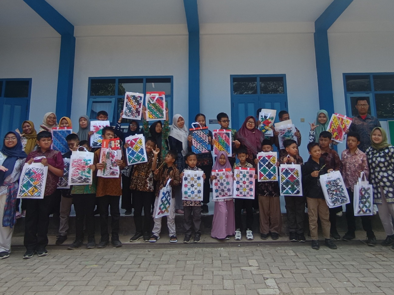 Dalam Rangka Peringatan Hari Batik, SLBN Ngadirojo Pacitan Ajak Murid Berkarya Melalui Totebag Batik