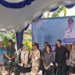 Komandan Kodim 1015/Sampit Dampingi Gubernur Kalteng Salurkan Bantuan Pangan Karhutla dan Kartu HBS