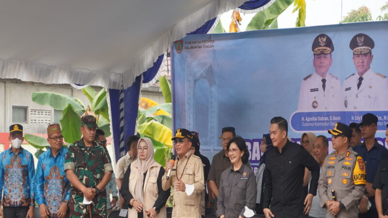 Komandan Kodim 1015/Sampit Dampingi Gubernur Kalteng Salurkan Bantuan Pangan Karhutla dan Kartu HBS