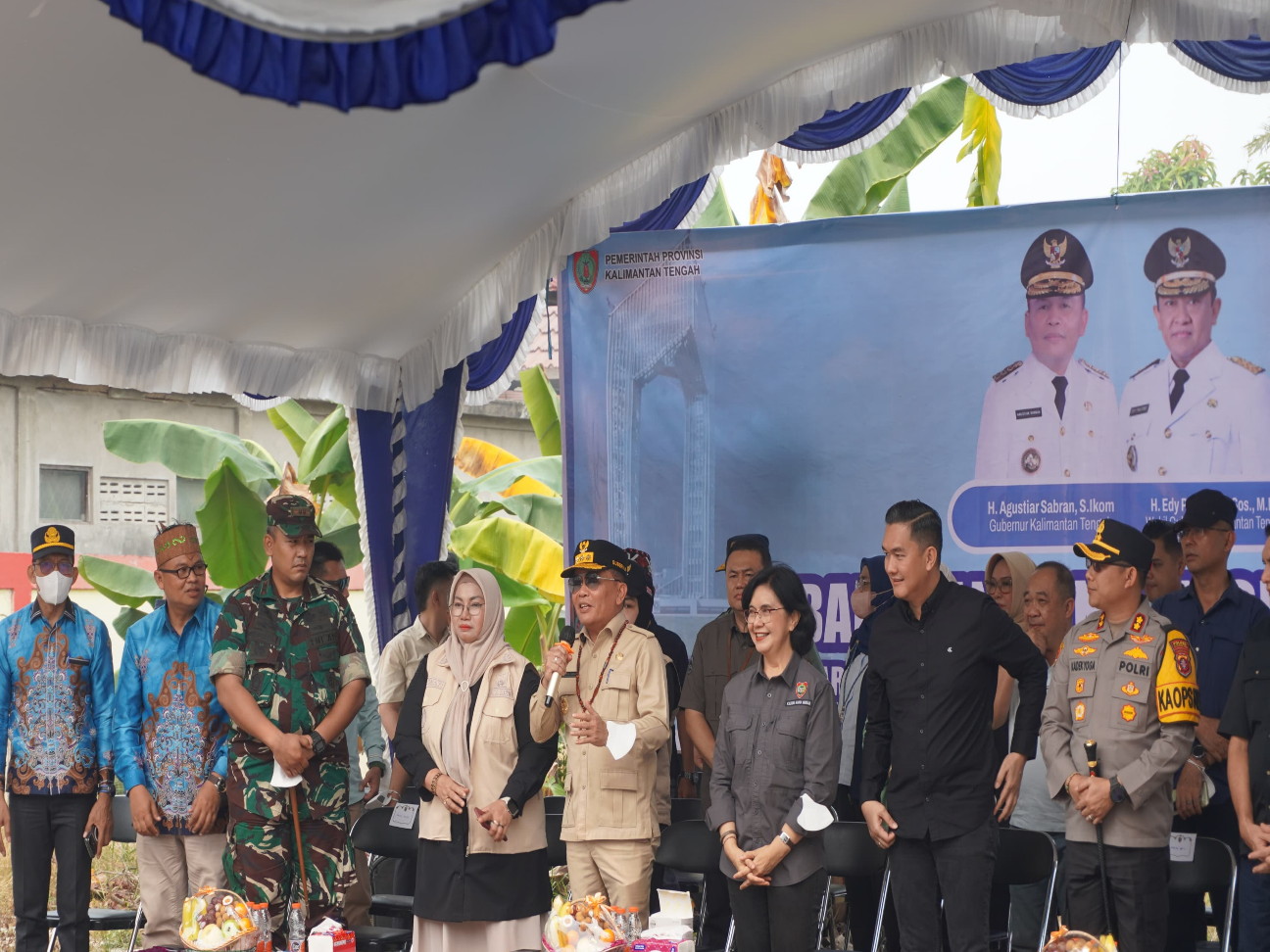 Komandan Kodim 1015/Sampit Dampingi Gubernur Kalteng Salurkan Bantuan Pangan Karhutla dan Kartu HBS
