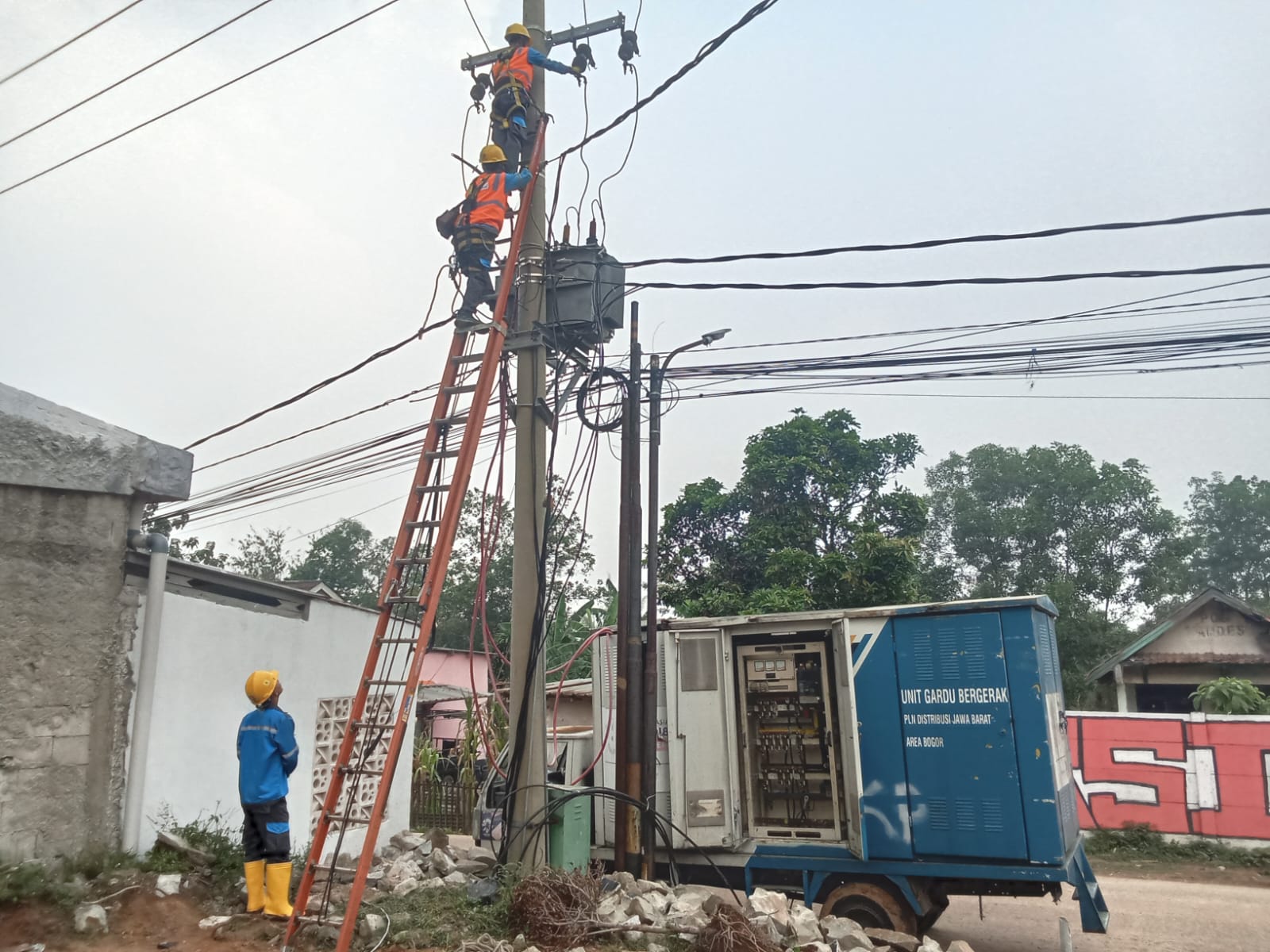 Keluhan Warga, PLN ULP Jasinga Pasang Gardu Listrik Bergerak Untuk Sementara Di Desa Batok Akibat Padam 12 jam