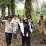 Kapolres Kotim Bersama Forkopimda Laksanakan Pemadaman dan Pendinginan Karhutla di Desa Ganepo