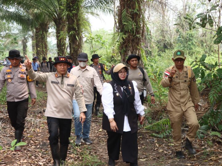 Kapolres Kotim Bersama Forkopimda Laksanakan Pemadaman dan Pendinginan Karhutla di Desa Ganepo