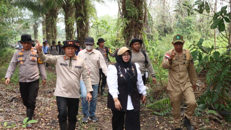 Kapolres Kotim Bersama Forkopimda Laksanakan Pemadaman dan Pendinginan Karhutla di Desa Ganepo