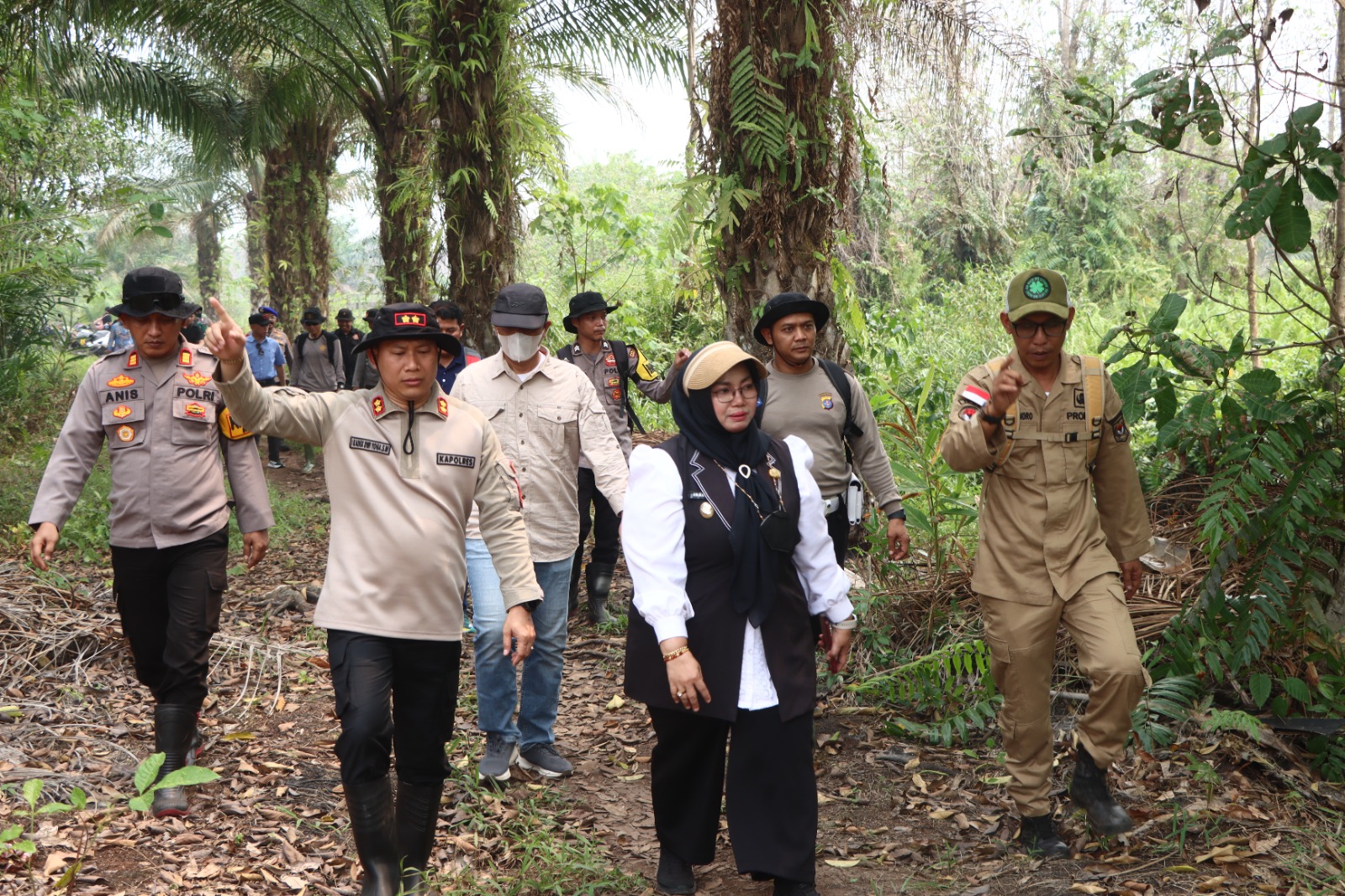 Kapolres Kotim Bersama Forkopimda Laksanakan Pemadaman dan Pendinginan Karhutla di Desa Ganepo