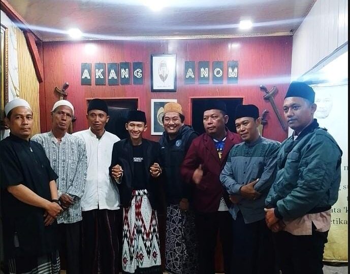 Ketua Karang Taruna Kelurahan Sepatan Bersama Jama’ah Mushollah Ar-Rohman Berkunjung Ke Saung Akang Anom