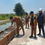 Bupati Subandi Sidak Betonisasi Jalan Kebonagung-Kemasan Krian, Pembetonan Siap