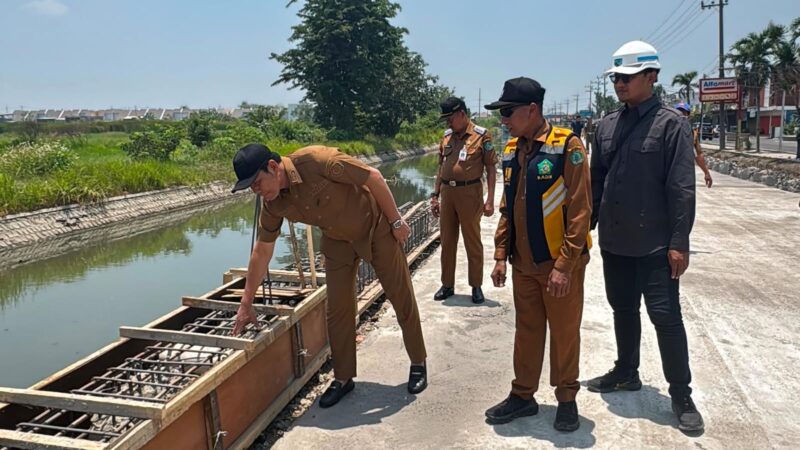Bupati Subandi Sidak Betonisasi Jalan Kebonagung-Kemasan Krian, Pembetonan Siap