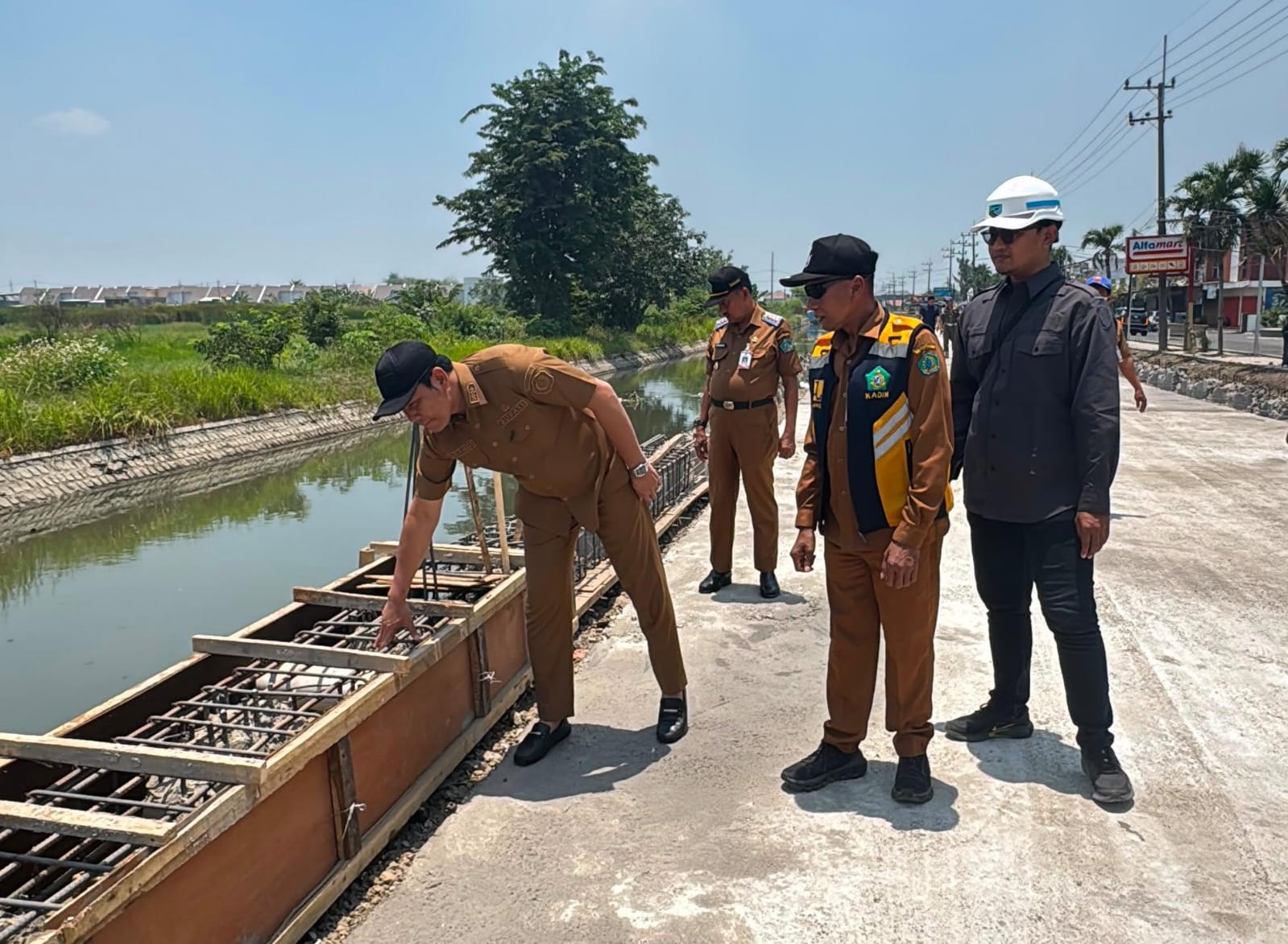 Bupati Subandi Sidak Betonisasi Jalan Kebonagung-Kemasan Krian, Pembetonan Siap