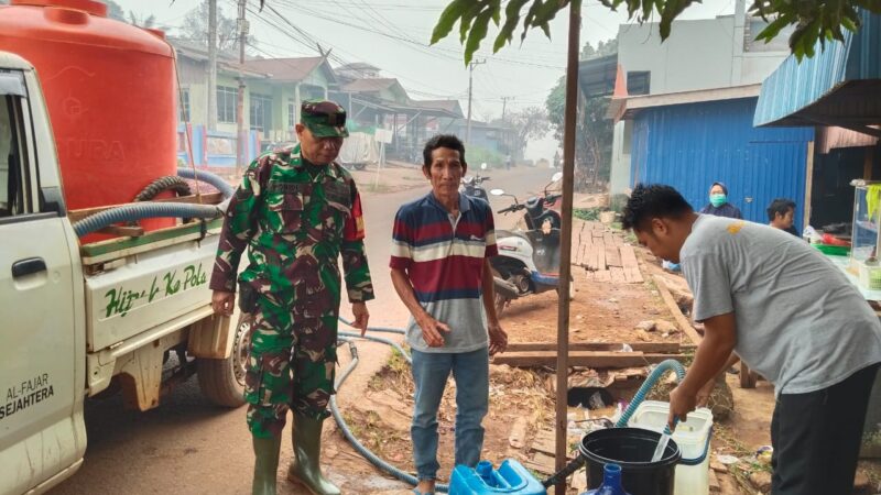 Babinsa Koramil 1015-07/Parenggean Salurkan 6.000 Liter Air Bersih untuk Warga Terdampak Kekeringan
