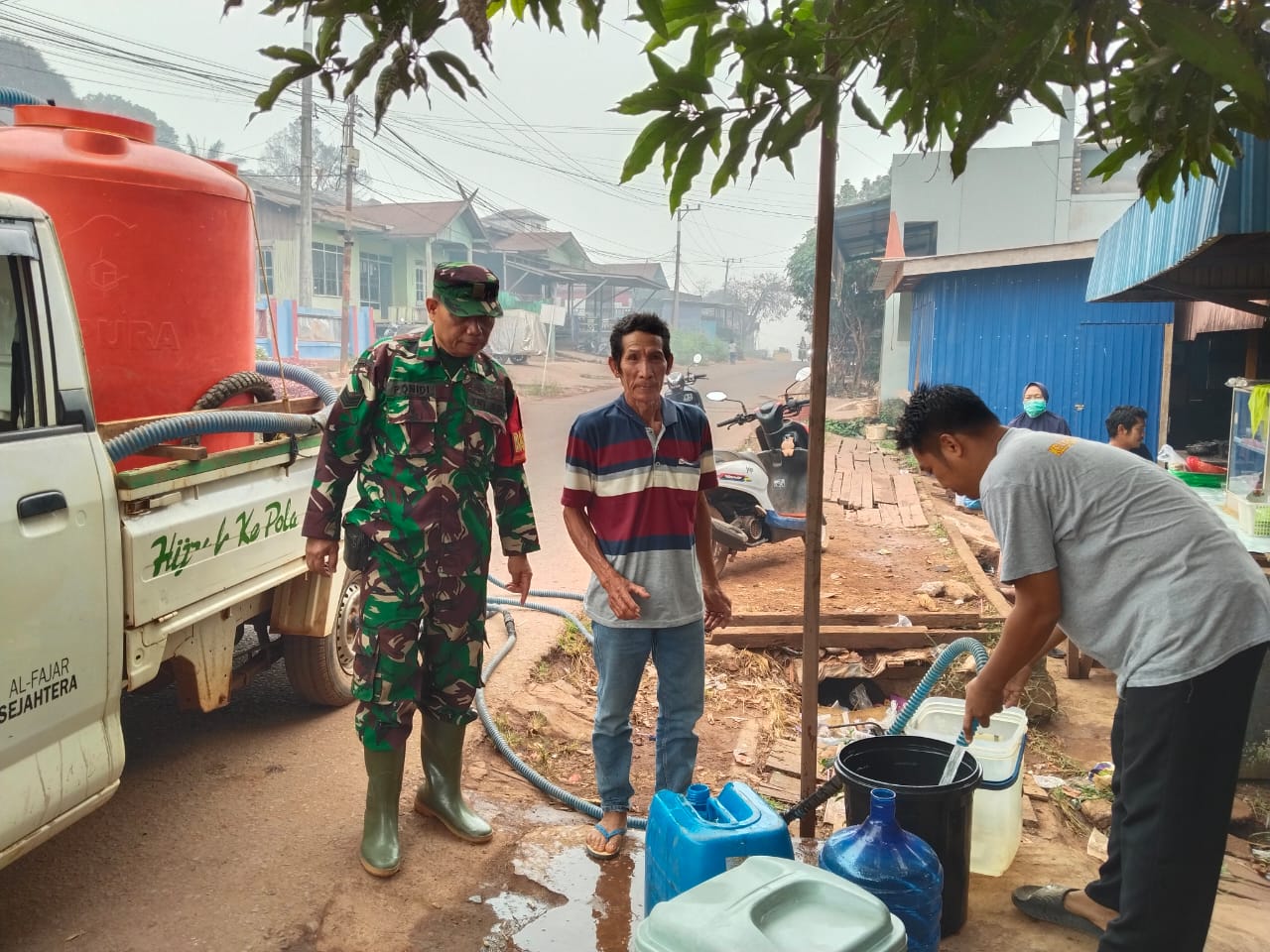 Babinsa Koramil 1015-07/Parenggean Salurkan 6.000 Liter Air Bersih untuk Warga Terdampak Kekeringan