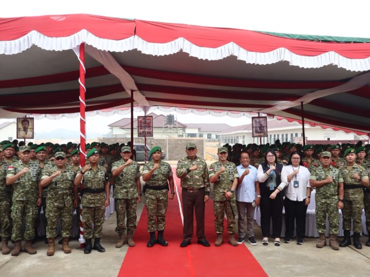 Perkuat Pertahanan Wilayah, Danrem 121/Abw Dampingi Pangdam XII/TPR dalam Kunker Menhan RI di Yonif TP 833/Bumi Daranante.