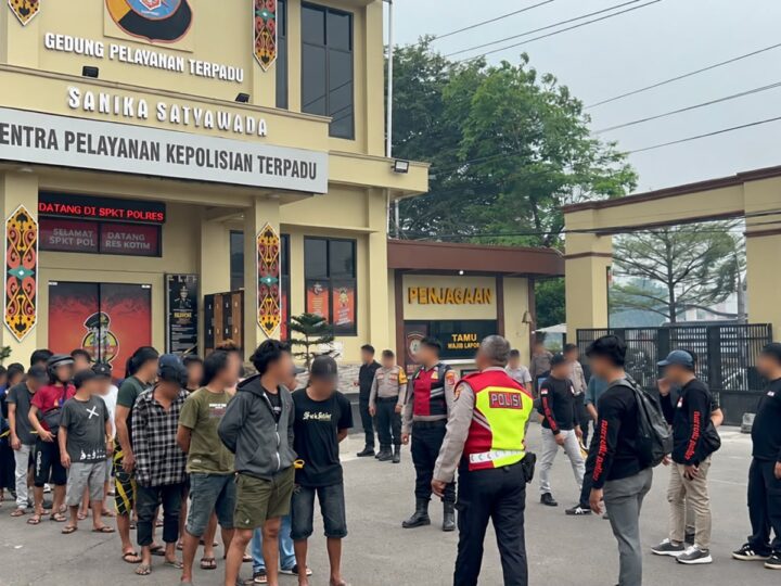 Satresnarkoba Polres Kotim Penggerebekan Lokasi Diduga Sarang Narkoba di Sampit, 31 Orang Diamankan