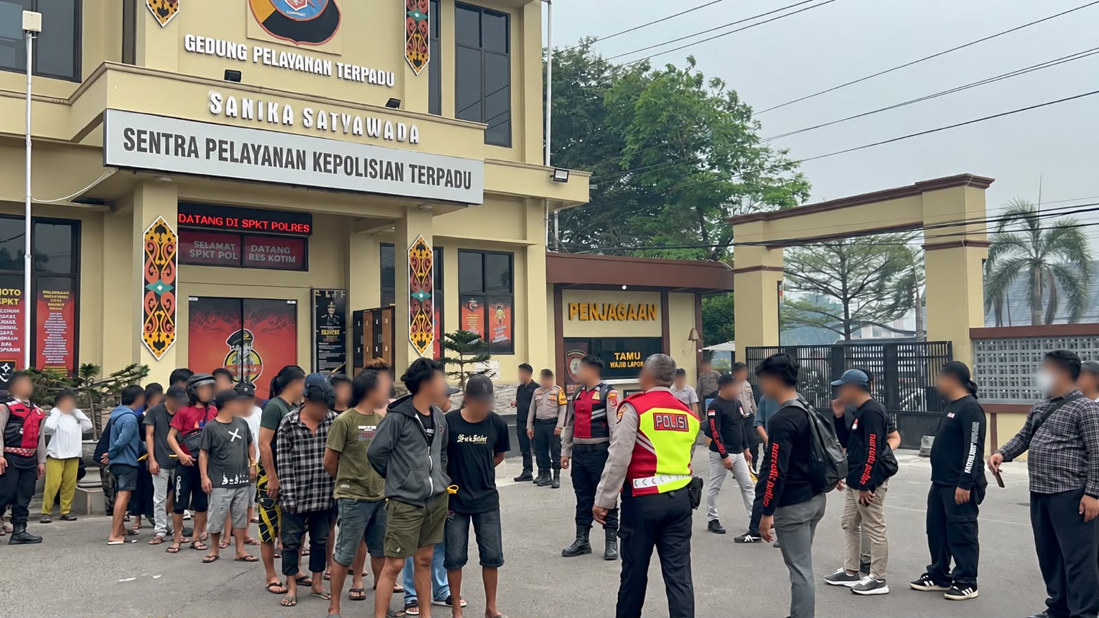 Satresnarkoba Polres Kotim Penggerebekan Lokasi Diduga Sarang Narkoba di Sampit, 31 Orang Diamankan
