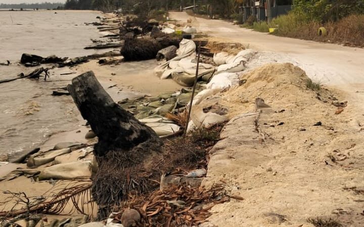 Jalan Umum di Bantaran Sungai Kumai Desa Keraya Memprihatinkan, Kades Harap Pemkab Kobar Segera Perbaiki