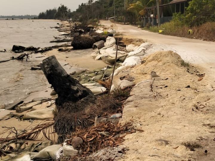 Jalan Umum di Bantaran Sungai Kumai Desa Keraya Memprihatinkan, Kades Harap Pemkab Kobar Segera Perbaiki