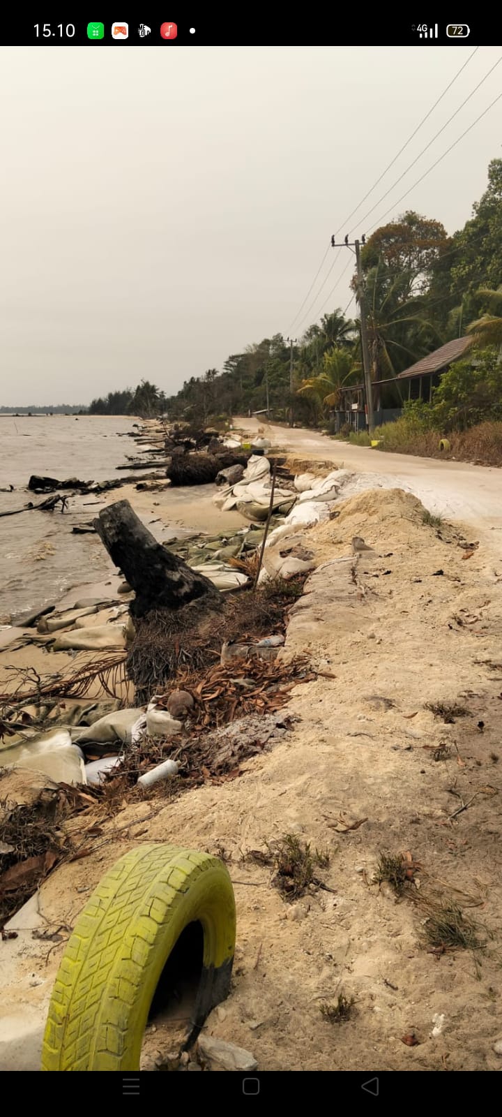 Jalan Umum di Bantaran Sungai Kumai Desa Keraya Memprihatinkan, Kades Harap Pemkab Kobar Segera Perbaiki