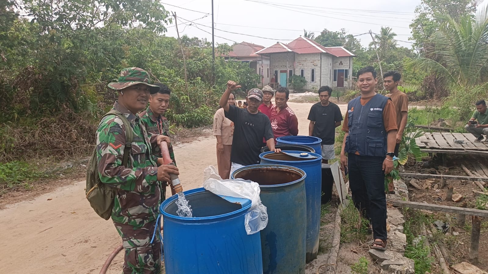 Sinergi Nyata untuk Warga, Kodim 1015/Sampit Bersama KNPI dan MPM Muhammadiyah Salurkan Air Bersih di Mentaya Hilir Selatan