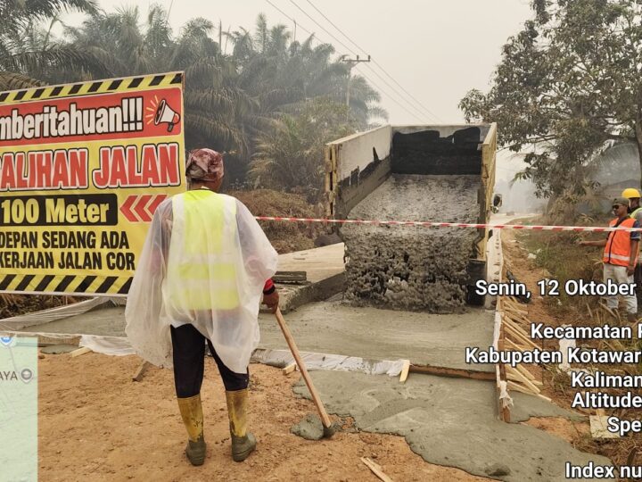 Bangun Akses Desa, Koperasi Karya Tani dan PT Agrinas Palma Nusantara Gelar Pengerasan Jalan Beton di Mekar Jaya
