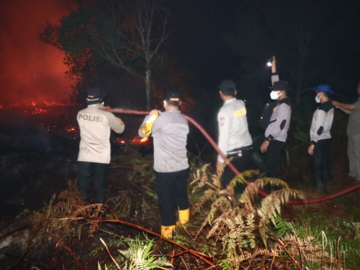Polresta Kotim Bersama Sinergi Jajaran Pemkab dan TNI Jinakkan Karhutla di Desa Camba