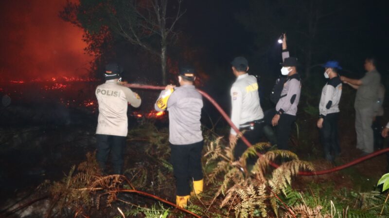 Polresta Kotim Bersama Sinergi Jajaran Pemkab dan TNI Jinakkan Karhutla di Desa Camba