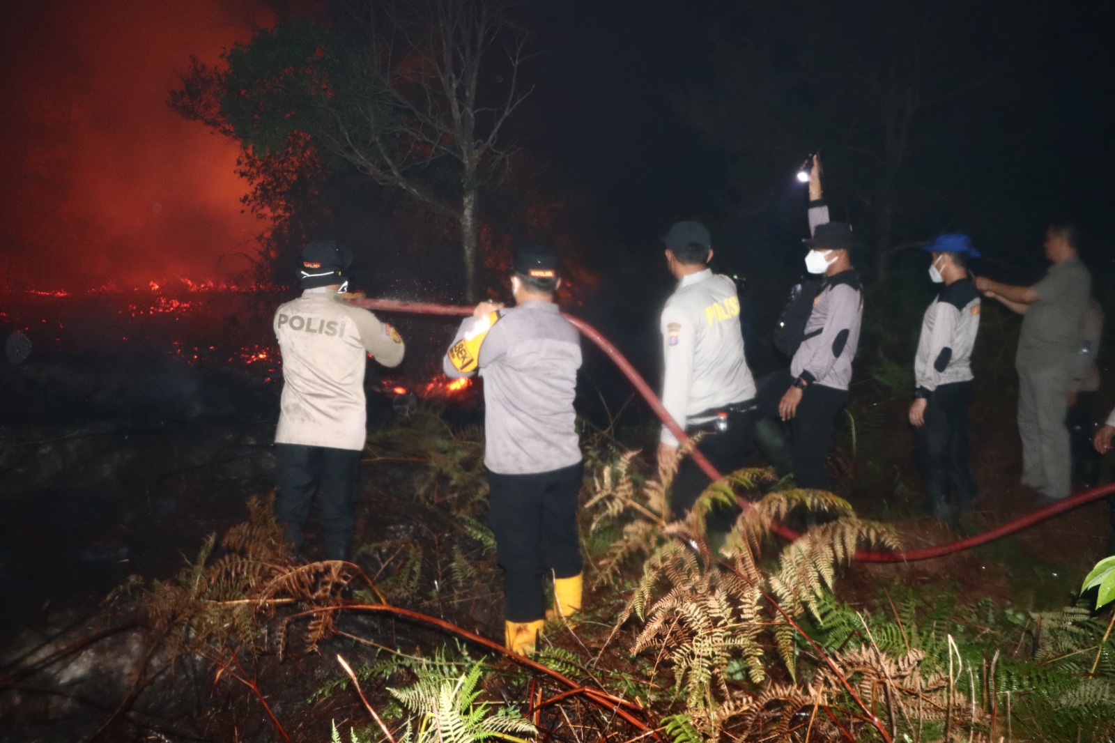 Polresta Kotim Bersama Sinergi Jajaran Pemkab dan TNI Jinakkan Karhutla di Desa Camba