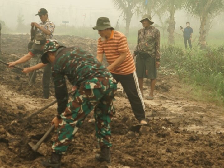 Pererat Kebersamaan, Satgas TMMD Bersama Warga Gotong Royong Pembuatan Drainase