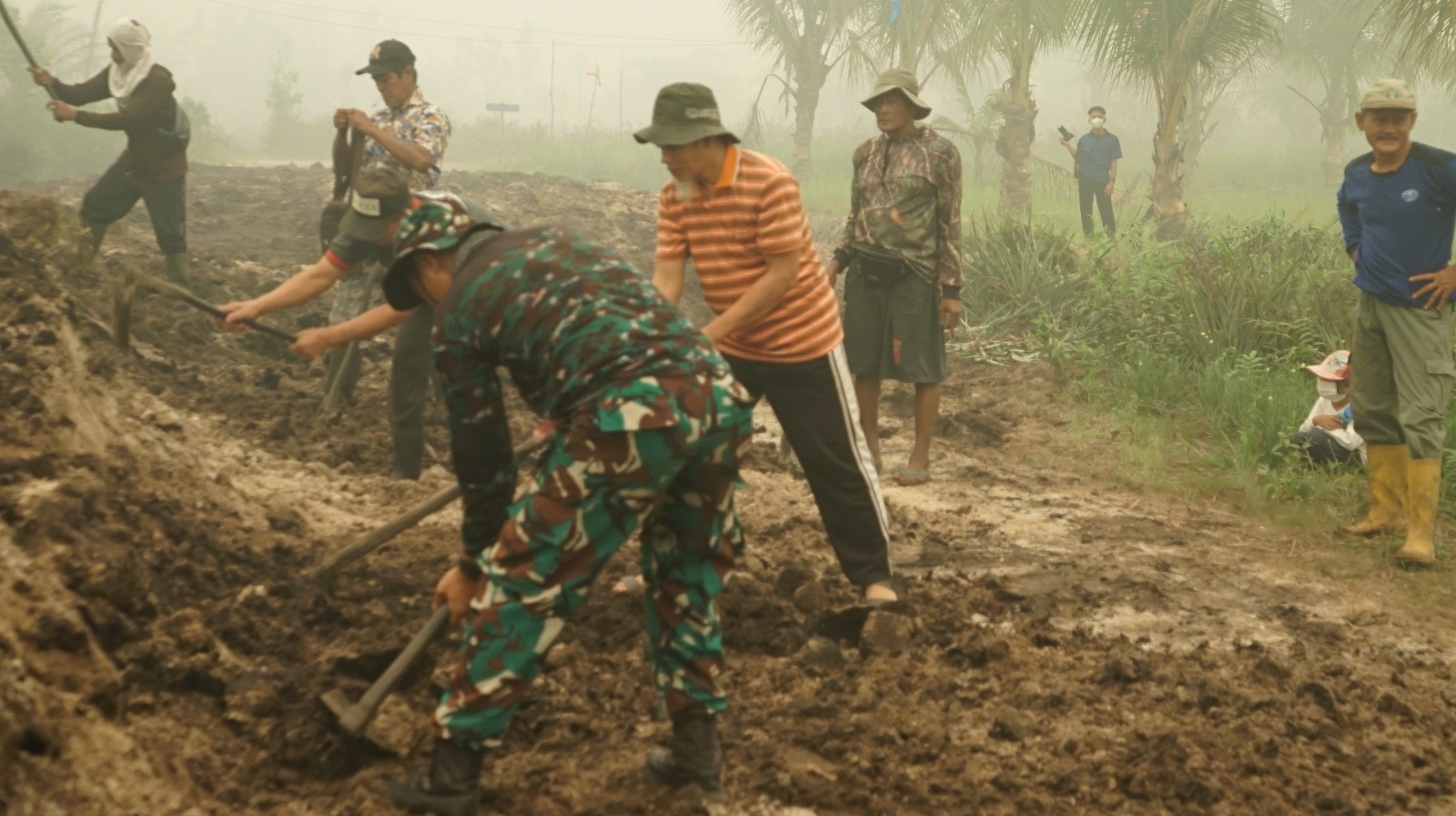 Pererat Kebersamaan, Satgas TMMD Bersama Warga Gotong Royong Pembuatan Drainase