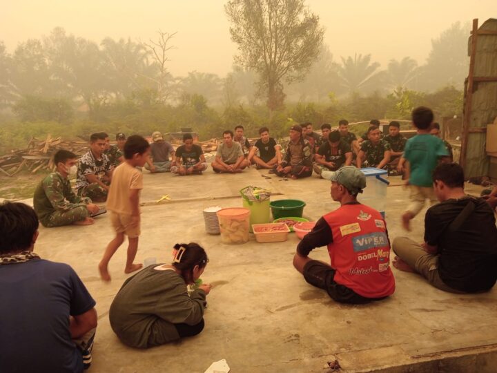 Jalin Keakraban, Anggota Satgas TMMD Kodim 1016/Plk Laksanakan Makan Siang Bersama