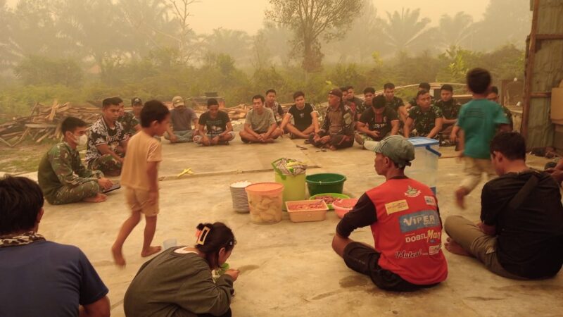 Jalin Keakraban, Anggota Satgas TMMD Kodim 1016/Plk Laksanakan Makan Siang Bersama
