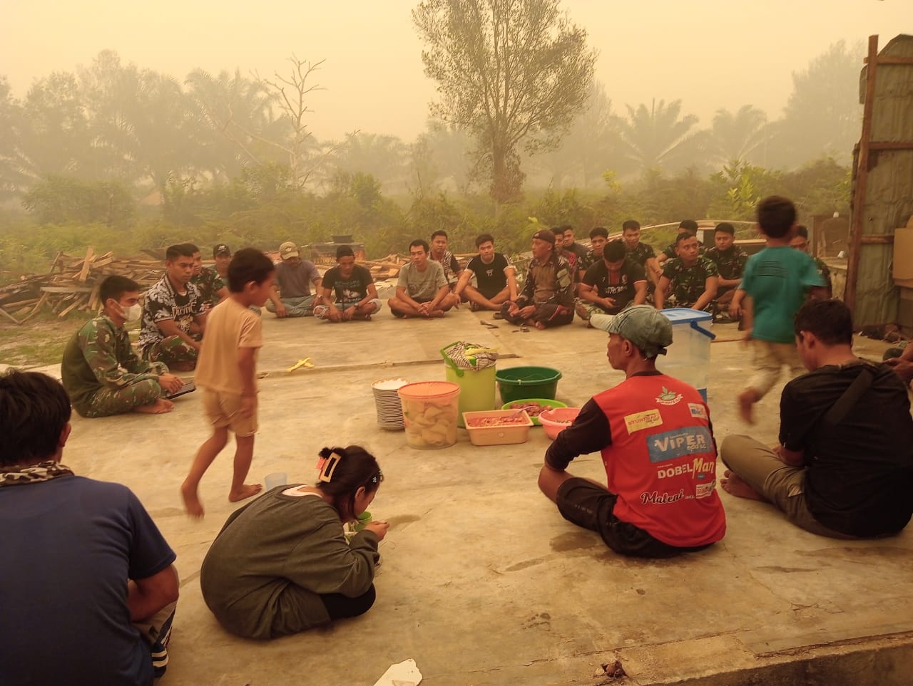 Jalin Keakraban, Anggota Satgas TMMD Kodim 1016/Plk Laksanakan Makan Siang Bersama