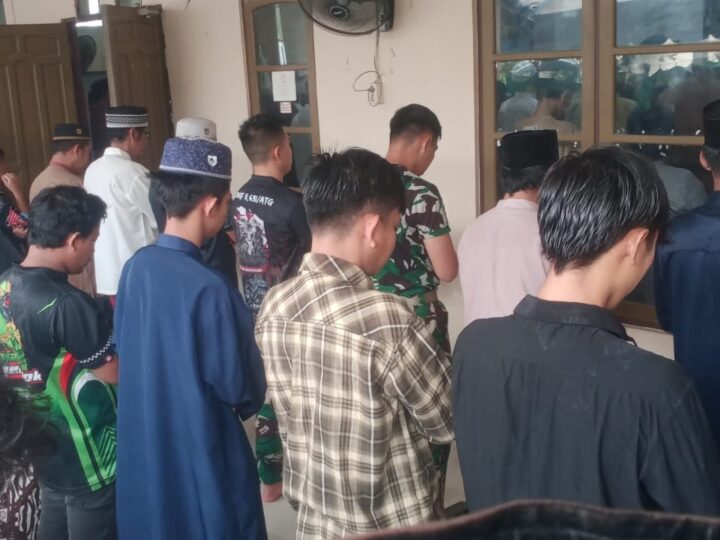 Perkuat Keimanan, Anggota Satgas TMMD Sholat Jumat Bersama Warga