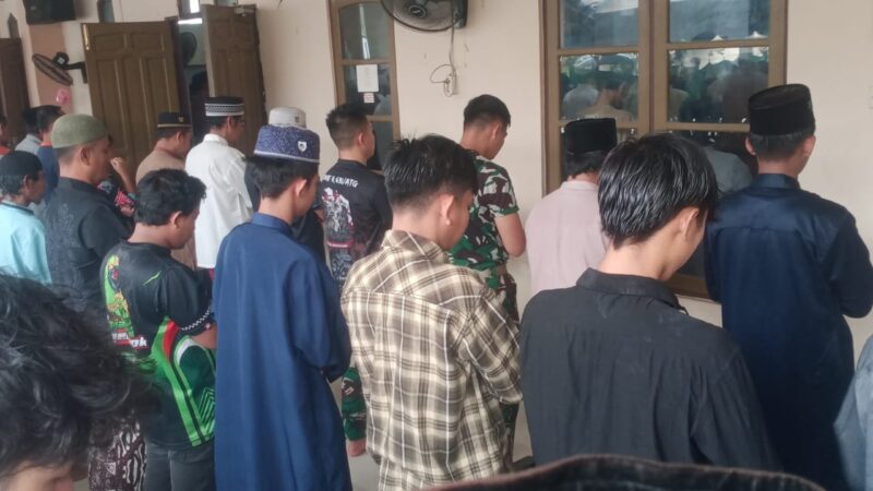 Perkuat Keimanan, Anggota Satgas TMMD Sholat Jumat Bersama Warga
