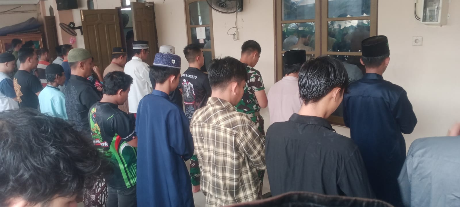 Perkuat Keimanan, Anggota Satgas TMMD Sholat Jumat Bersama Warga
