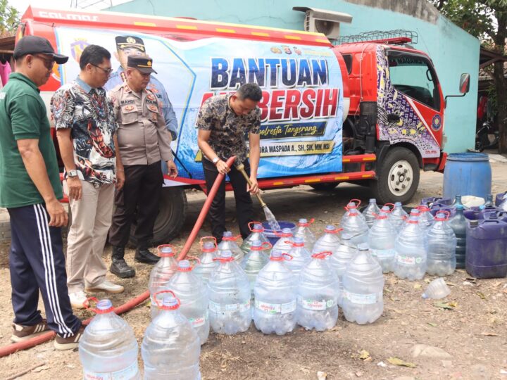 Polresta Tangerang Distribusikan Ribuan Liter Bantuan Air Bersih di Cikupa