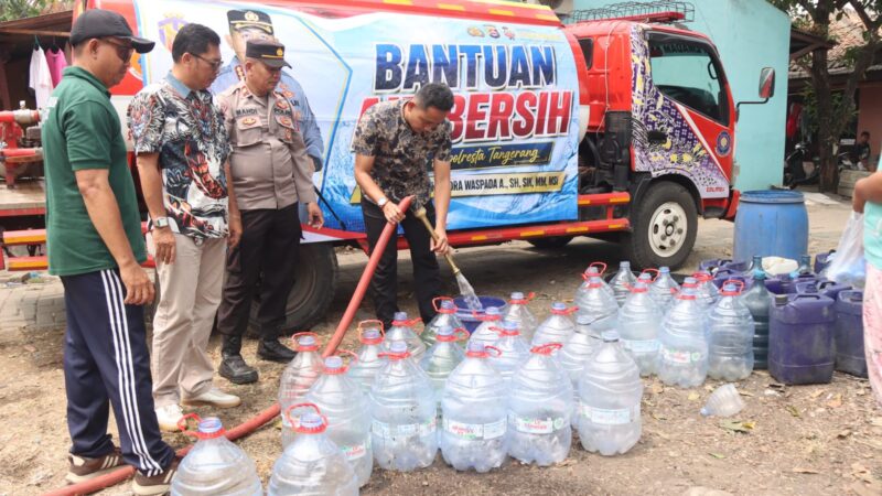 Polresta Tangerang Distribusikan Ribuan Liter Bantuan Air Bersih di Cikupa