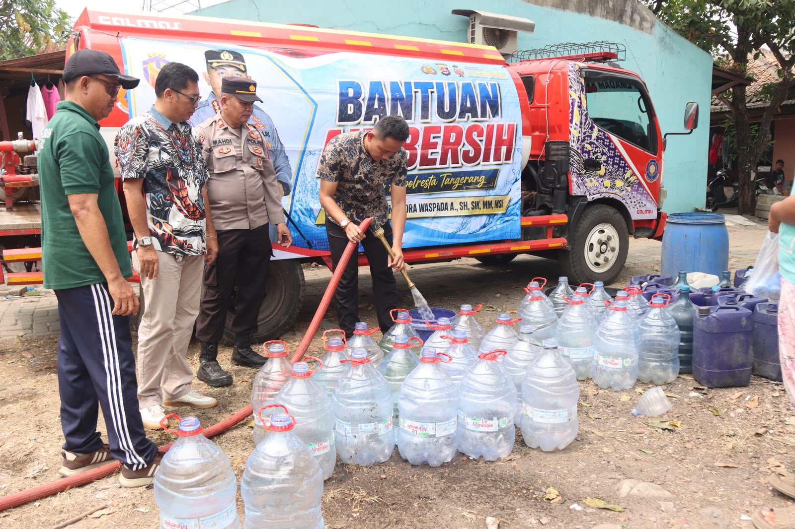 Polresta Tangerang Distribusikan Ribuan Liter Bantuan Air Bersih di Cikupa