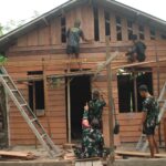 Warga Antusias Bergotong Royong Bantu Rehab Rumah Tidak Layak Huni (RTLH) dalam Program TMMD