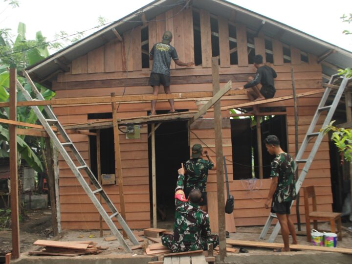 Warga Antusias Bergotong Royong Bantu Rehab Rumah Tidak Layak Huni (RTLH) dalam Program TMMD