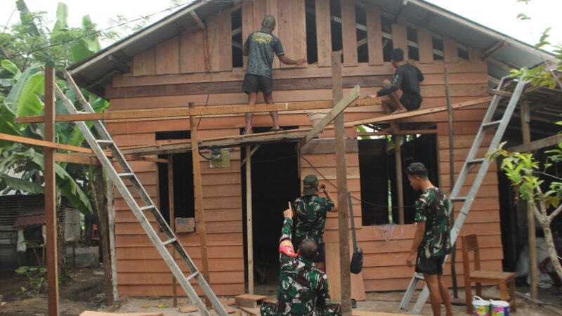Warga Antusias Bergotong Royong Bantu Rehab Rumah Tidak Layak Huni (RTLH) dalam Program TMMD