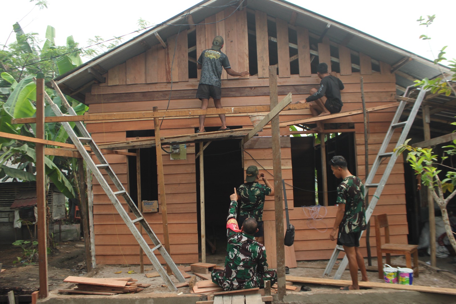 Warga Antusias Bergotong Royong Bantu Rehab Rumah Tidak Layak Huni (RTLH) dalam Program TMMD